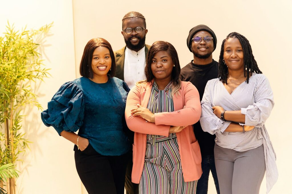 Groupe de jeunes professionnels souriants