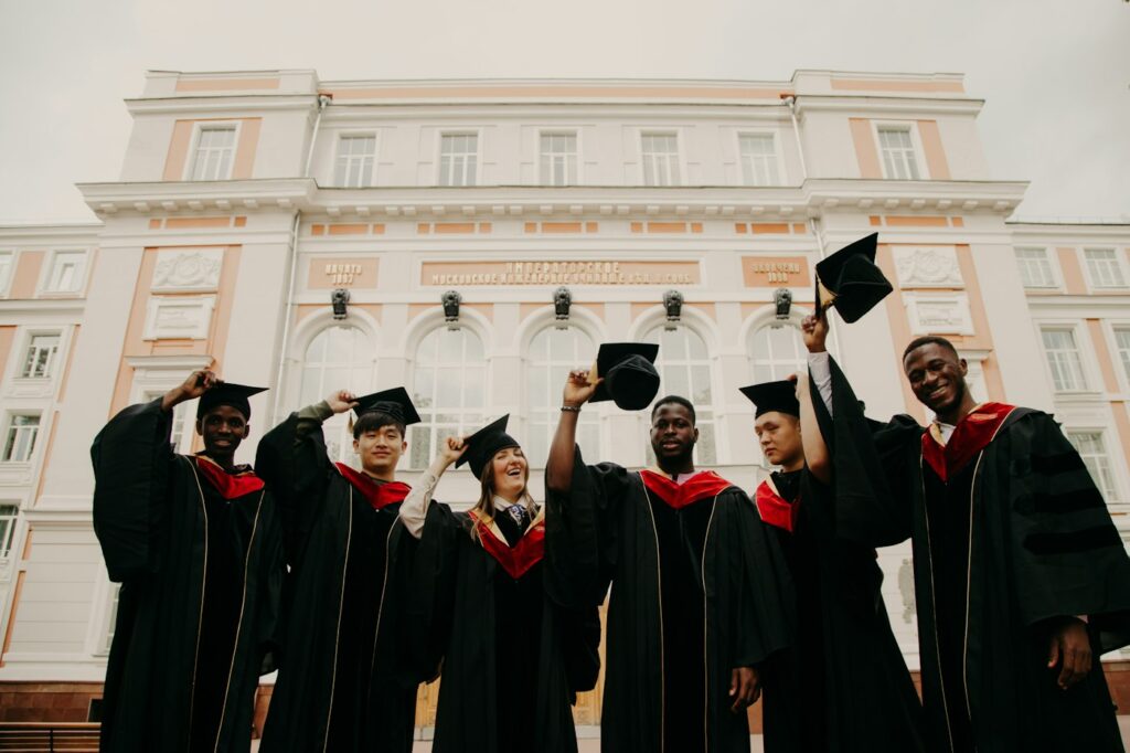 Jeunes diplômés célébrant leur réussite