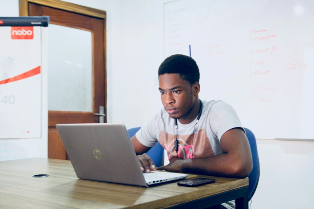 Jeune homme suivant une formation sur ordinateur