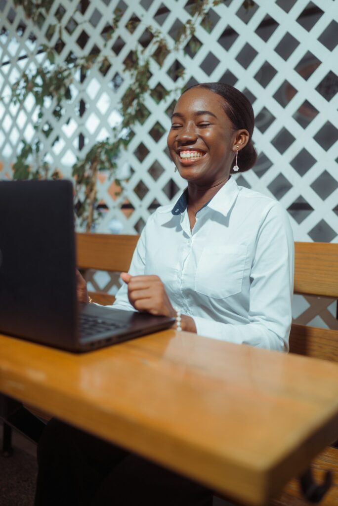 Jeune femme souriante travaillant sur son ordinateur